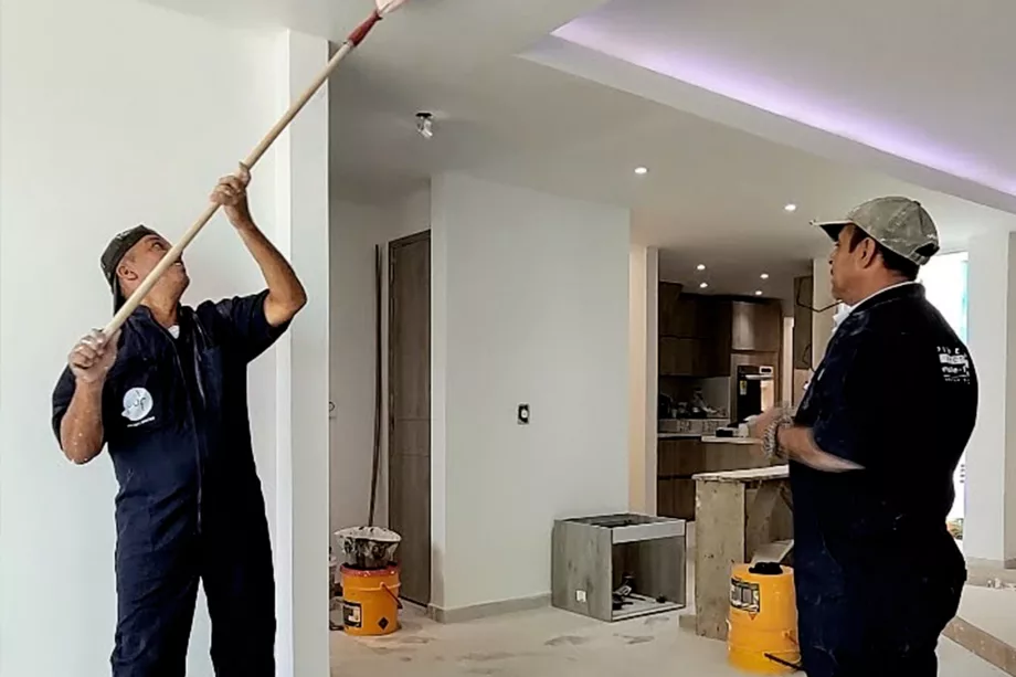 Trabajadores remodelando en cali