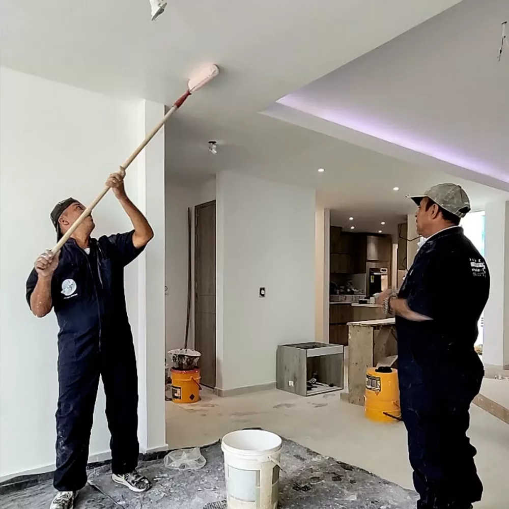 Trabajadores remodelando en cali